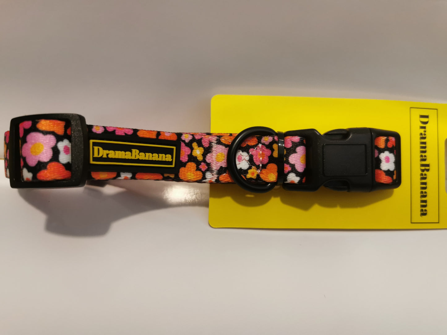 Dramabanana Clip Collar/ collier à Clip Black Flowers