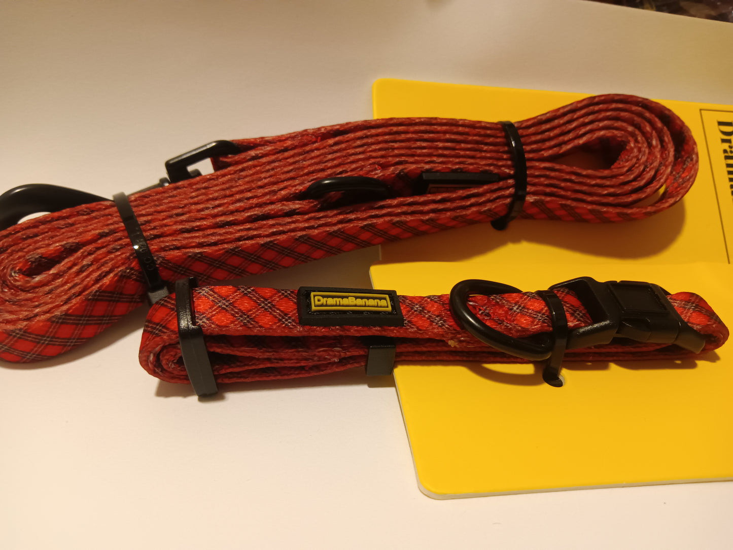 Dramabanana 6 foot Red Plaid Leash /Laisse rouge carroté de 6 pieds